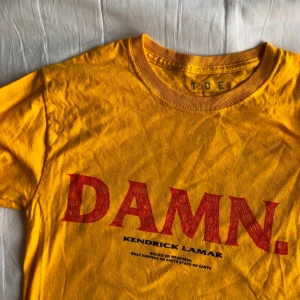 KENDRICK LAMAR MERCH - merch från Kendrick lamars album ”DAMN” använd två gånger, ursäktar skrynklig men har legat i en låda sedan dess. Inköpt för 699kr. Frakt ingår 