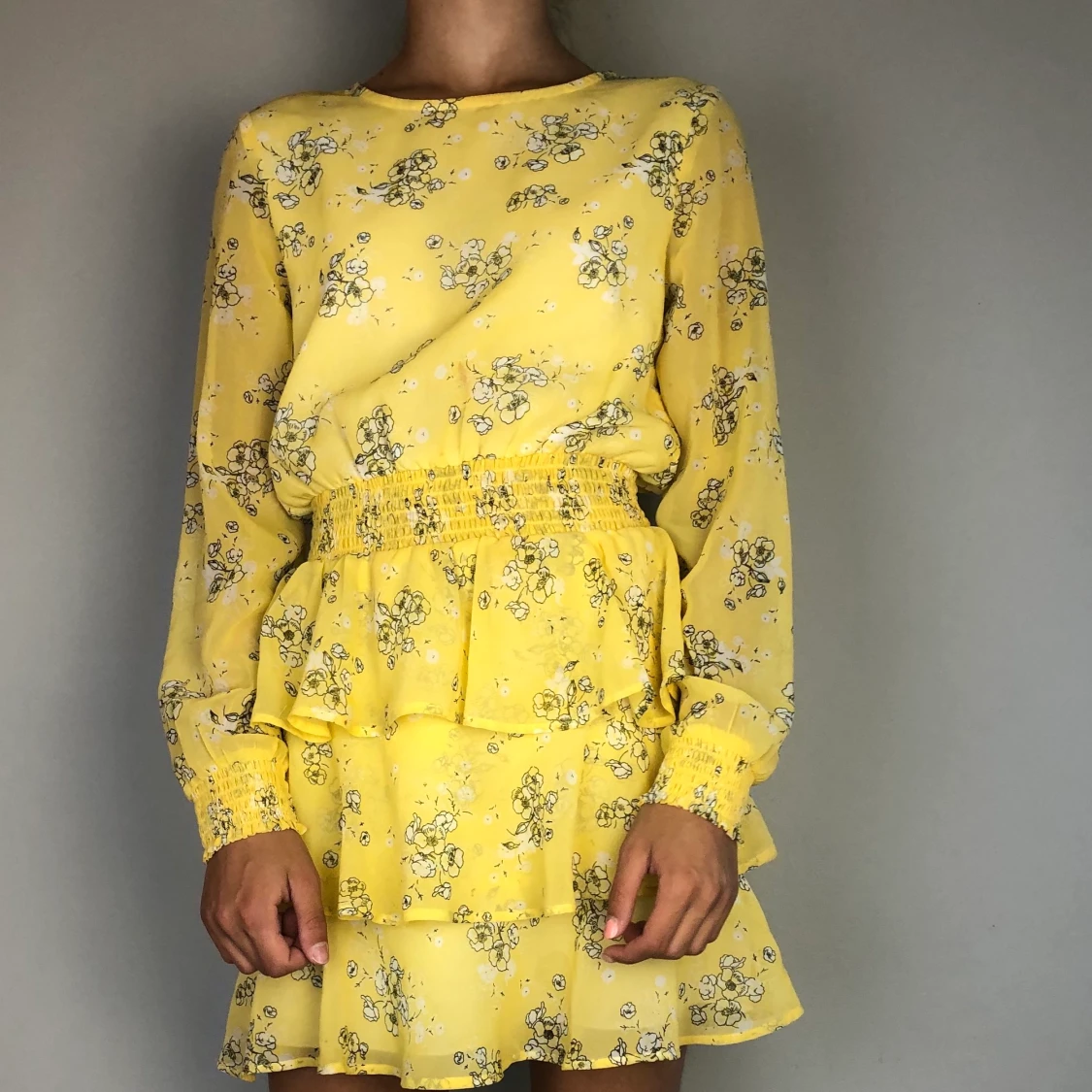 Gul blommig klänning!