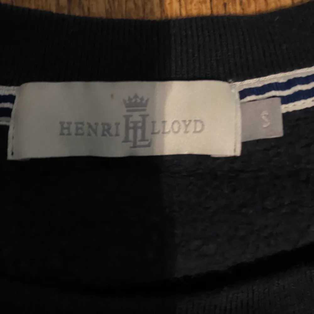 Henry LLoyd tröja aldrig använd då köparen står för frakten som är mellan 50 - 60kr . Tröjor & Koftor.