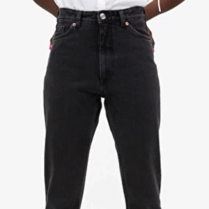 Monki Kimomo black jeans - Svarta mom jeans från Monki strl. 27, använda fåtal gånger. Nypris: 400. Går att hämta i Täby, annars står köparen för frakt. 