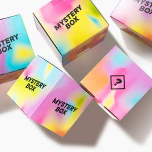Detta är en liten större mystery box som kommer att innehålla 2 olika slimer tillsammans med lite godis och ett fint litet brev !!