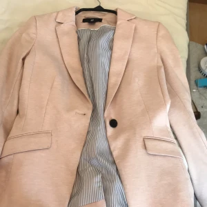 Kavaj från H&M  - Ljus rosa kavaj från h&m kommer aldrig till användning så säljer därför