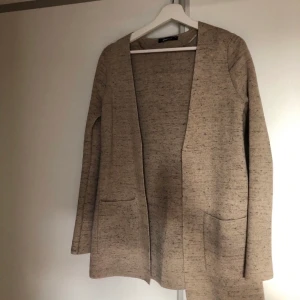 Kofta/jacka beige XS - Fint skick, köparen står för frakten 63kr spårbart postnord 💖