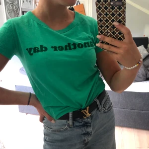T-shirt med text - Grön t-shirt med texten ”another Day” FRAKT INGÅR I PRISET, kontakta för fler bilder eller frågor, buda gärna
