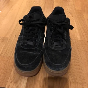 Nike air force one strl 40.5 - Nike air force one , tjocka för vintern , som att gå på moln! Säljer pga används aldrig. 