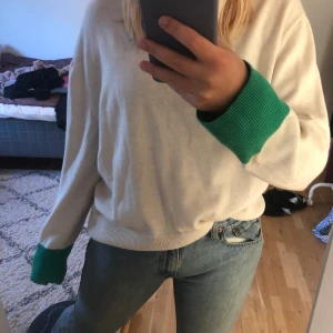 &Other stories Tröja  - En jättefin tröja från other stories med gröna muddar. Storleken är S men jag skulle säga att den självklart skulle passa större storlekar. Använt väldigt få gånger så bra skick! 