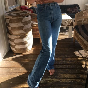 Wrangler jeans - Passar en w24 och liten w25, jag har vanligtvis w26/w25 och de sitter väldigt tajt på mig. De är också för långa för mig, jag är 168cm. Dragkedjan är bytt, alltså sydd hemma☺️ (Det finns en väldigt liten prick på högre låret som ej går bort, se bild 1) 🦋