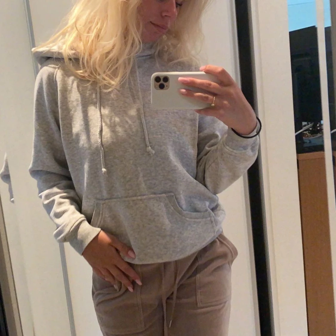 Grå hoodie 