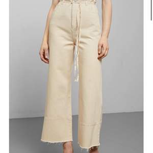 Jättefina beiga Weekday jeans i modellen ”Slack”, Strl 26💕 de ser mer vita ut på bilden men är mer beiga i verkligheten. Säljs pga knappt använda 😊 