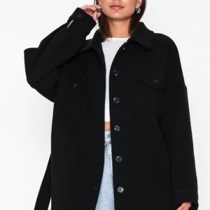 NLY Trend Belted Shacket - Svart - Använd endast en gång, köpt för 720kr säljer den för 400-450kr + 50kr frakt. Går att göra snabbaffär, väldigt trendig och snygg jacka. Lite oversized modell