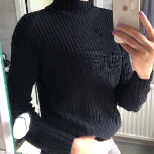 Stickad tröja  - Säljer nu en av mina favvo tröjor att ha på vinter men även sena sommarkvällar. Känner att det är dags för något nytt och där av så säljer jag denna stickade tröja. Tröjan är köpt på hm och dom vita fläckarna är på spegeln och inte på tröjan😊