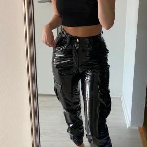 Cargobyxor i lack  - Cargobyxor i lack. Använda fåtal gånger. I fint skick!