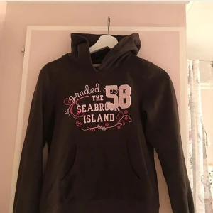 Hoodie - Brun hoodie med rosa detaljer. Den passa S bra:)