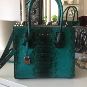 Michael kors  - Michael kors väska i ormskinn , i ny skick.