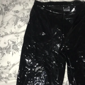 LACKthigts med dragkedja! - Lackthigts från Gina Tricot! Stl 38, använda 2 gånger, i nyskick! Lite svåra att fånga på bild och hade ingen bild med dem på, kontakta mig om bild på önskas 🥰