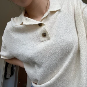 Tröja med krage från & Other Stories  - Oversized tröja med krage från & Other Stories i frotté-liknande material. Möts gärna upp i Malmö, annars tillkommer frakt på 50kr:) 