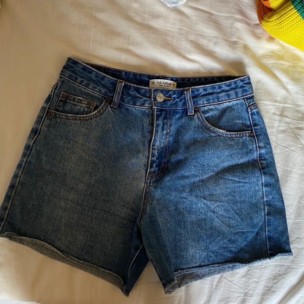 Snygga jeansshorts från pull & bear. Storlek 36 men tycker att de är små i storleken. Går att vika upp. . Shorts.