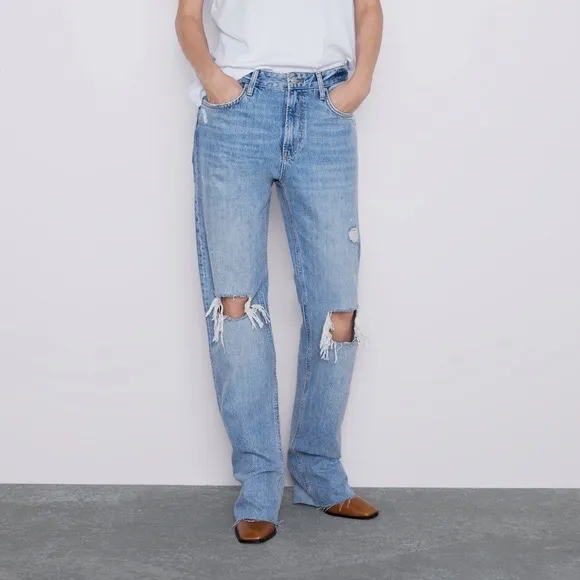 Säljer dessa populära jeans ifrån zara som är slutsålda överallt!!! Fraktar endast! Budgivning om många är intresserade!❤️. Jeans & Byxor.