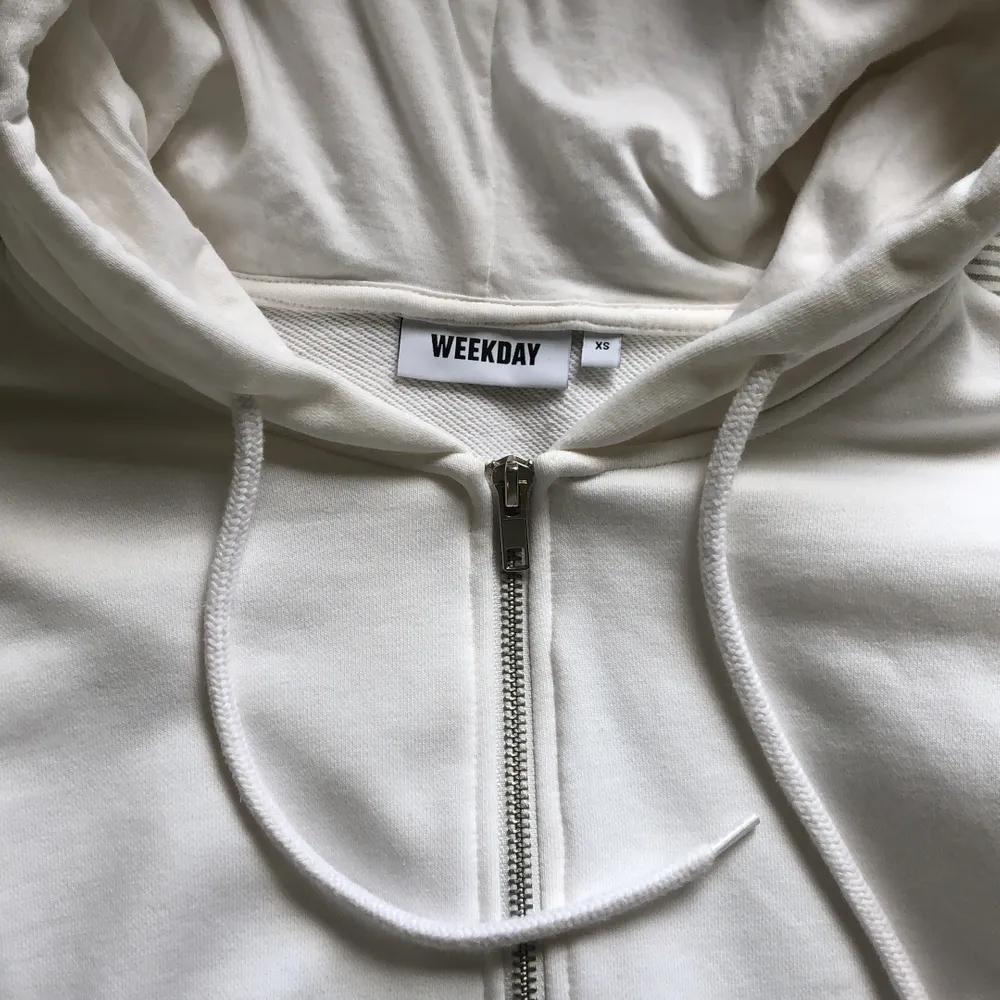 Skön och snygg croppad hoodie från Weekday. Nypris 400 kr, endast provad. Säljer för 200 + frakt 😌. Hoodies.