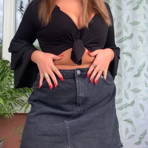 urtvättad svart jeanskjol  - ganska oanvänd jeanskjol då den var för stor när jag köpte den, därför sydde jag in den i midjan så den skulle passa bättre. tyvärr är den för stor och säljer den därför! köpt ifrån Asos för 300kr