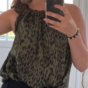 Superfint linne med knyte - Säljer mitt gröna leopard linne i glansigt siden material, storlek S/M, fint skick, nypris: 800 mitt pris: 500