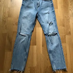 Jeans från zara i storlek 36, samma modell som modellbilder fast men hål på knäna. Använt en gång men blivit för stora tyvärr! Köpte för 399:- säljer för 200:- upphämtning göteborg