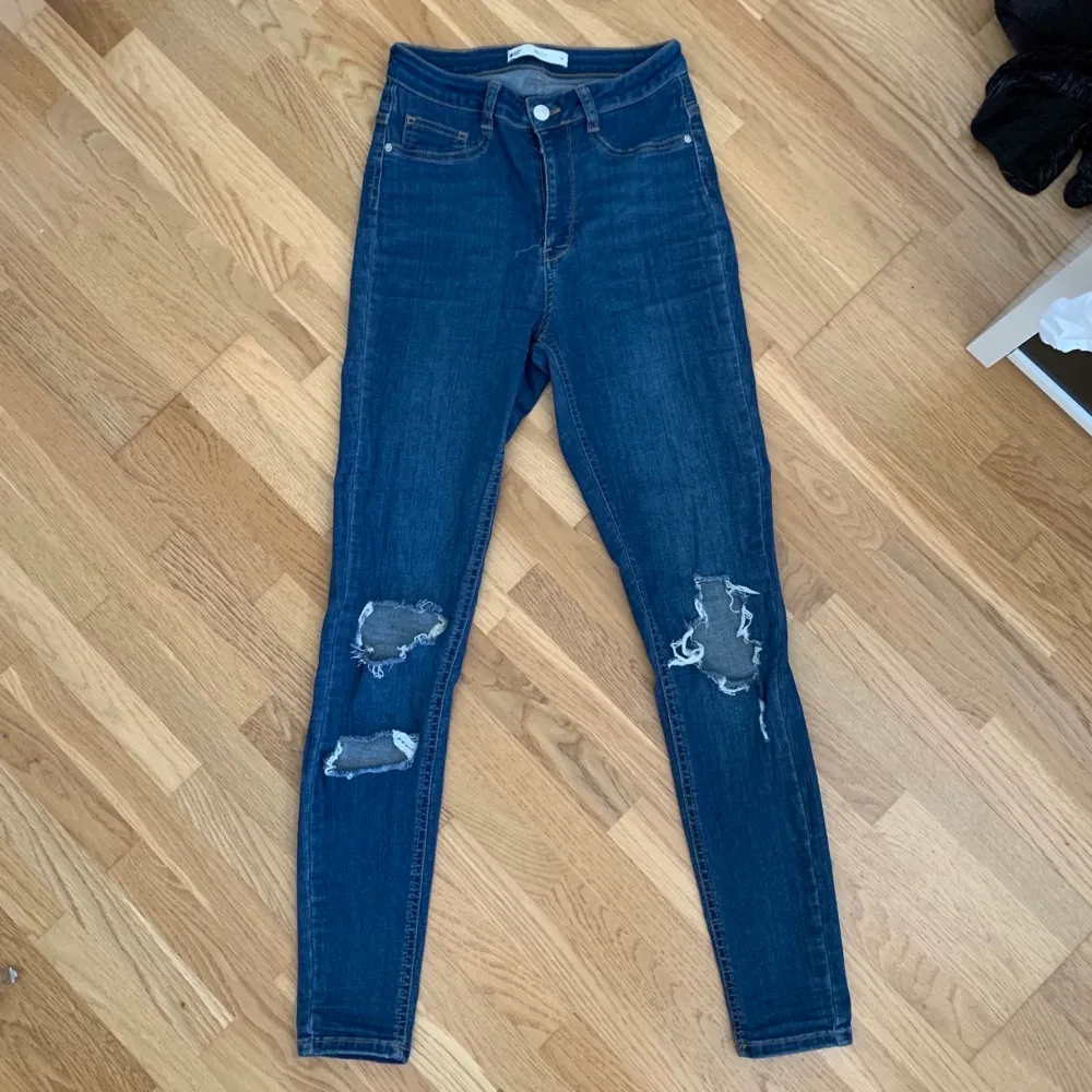 jeans med hål/slitningar, i modellen MOLLY från Gina Tricot. High Rise, väldigt stretchiga och sköna att ha på sig. Använda en del men i bra skick, säljs då jag har för många jeans. . Jeans & Byxor.