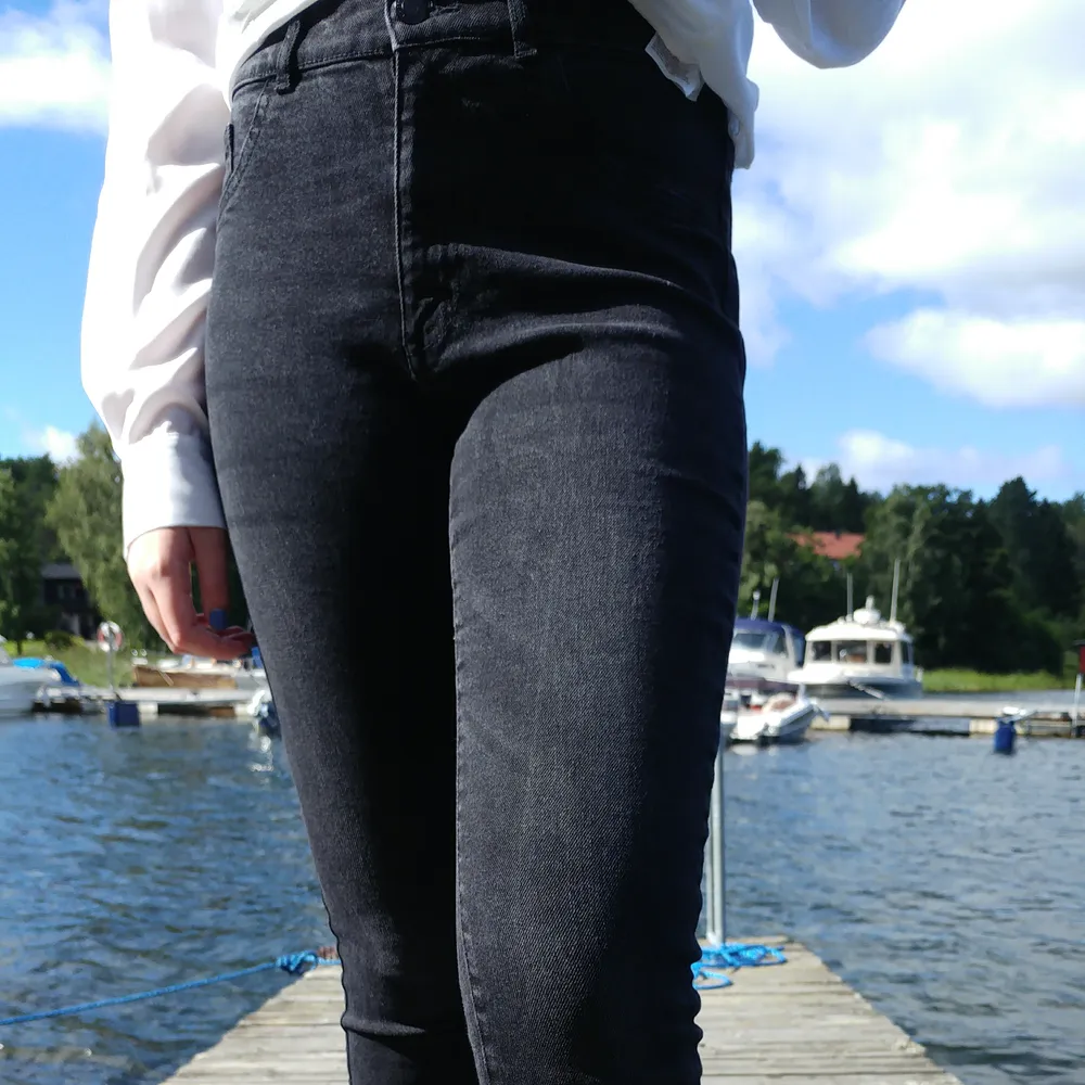 Svarta skinny jeans med resår vid midjan. ✨. Jeans & Byxor.
