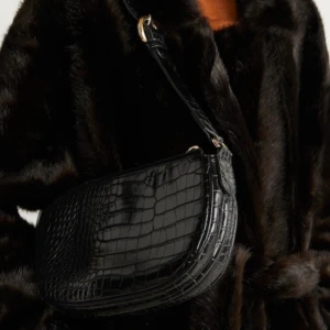 Svart baguetteväska - Svart baguetteväska som är i nyskick från MANGO. Rymlig. Säljes pga har en till. SLUTSÅLD på hemsidan. Köpt för ca 400kr. FRAKT INGÅR I PRISET.