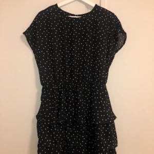 KLÄNNING - Jättefin klänning med volangkjol💞