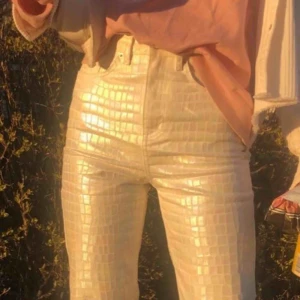  - Säljer dessa jeans från ASOS då dom inte kommer till användning längre. Storleken är 24 men det är ingen stretch. Längden är perfekt för dom som är lite längre, passar perfekt på mig som är över 170💞💞 200kr + frakt🦋