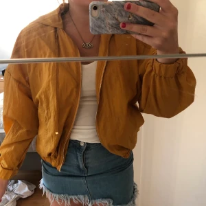 Jacka  - En vindjacka ish från Zara. Använt mindre än 5 gånger. 