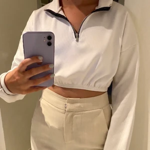 Croppad tröja från prettylittlething - Säljer denna croppade tröja med dragkedja från Prettylittlething. Är i jättebra skick eftersom den är använd endast några fåtal gånger! Köparen står för frakten💕