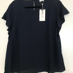 Topp från VILA - Säljer min fina marinblåa topp från VILA. Den passade tyvärr inte mig så därför säljer jag den med lappen kvar. Köparen står för frakten 🦋