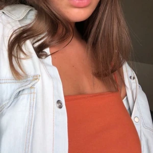 Skjorta från zara  - Jeansskjorta köpt på Zara i Budapest för några år sedan. Nästan aldrig använt och därför i princip som ny. Passar både för kvinnor och män. Storlek M men passar även xs-s. 95 kr inklusive frakt:)