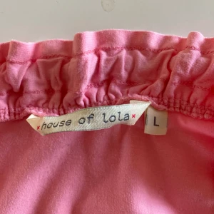 House of Lola-klänning ”Be who you are” - Rosa House of Lola-klänning ”Be who you are”. Mjukt material. Tvättas i 40 grader. Fin passform, storlek L. Fraktkostnad tillkommer om den ska skickas på posten. Betalning sker med Swish. 