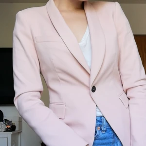 Kavaj - Superfin kroppsnära kavaj från Zara som tyvärr inte kommer till användning. Köparen står för frakten🤗