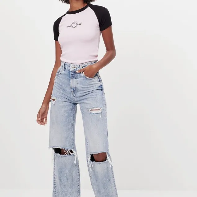 INTRESSEKOLL! Säljer dessa as snygga jeansen som e helt nya å aldrig använda, valde fel storlek därför säljer jag. Säljer endast vid bra pris så buda i kommentarerna ❤️❤️ budet + frakt(63kr). Jeans & Byxor.