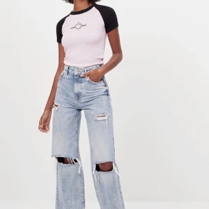 Snygga jeans i strl 34 - INTRESSEKOLL! Säljer dessa as snygga jeansen som e helt nya å aldrig använda, valde fel storlek därför säljer jag. Säljer endast vid bra pris så buda i kommentarerna ❤️❤️ budet + frakt(63kr)