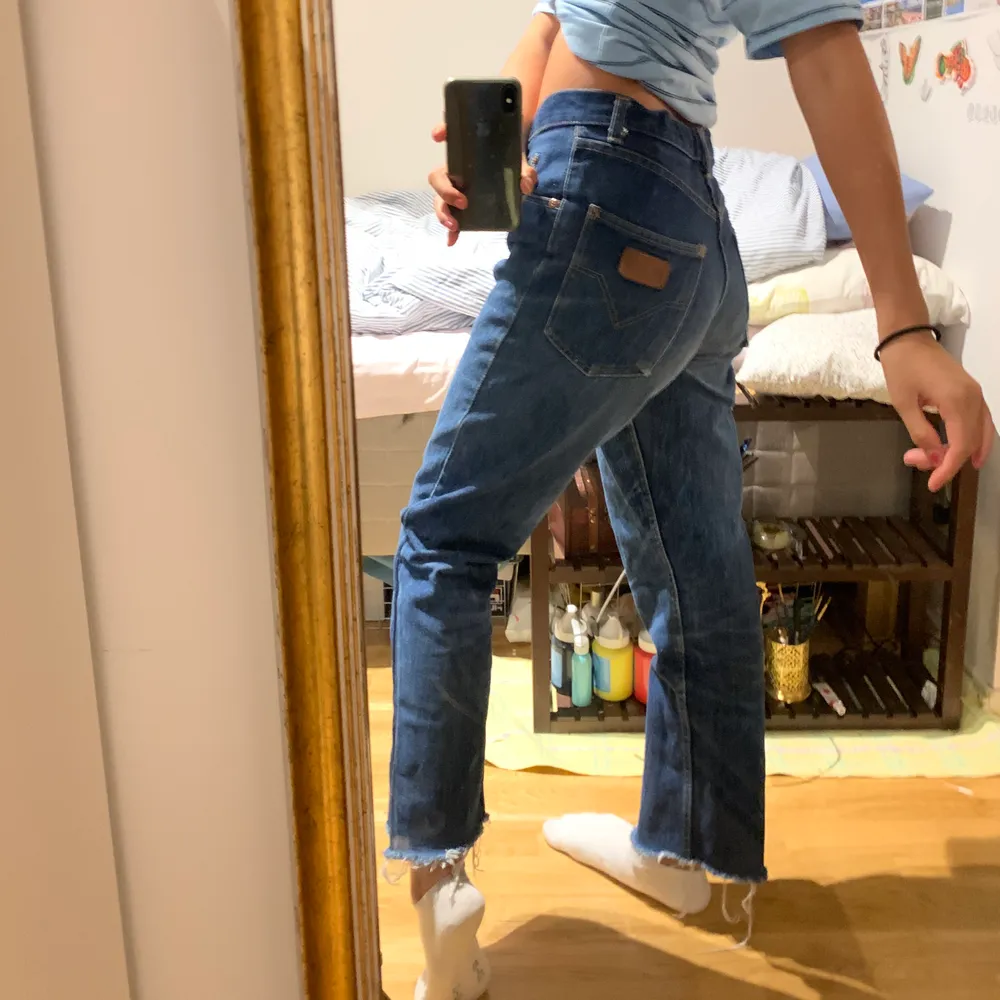 Straight jeans från wrangler, storlek S, de är köpta på humana!! jag är 160, kontakta mig för fler frågor!🥰. Jeans & Byxor.