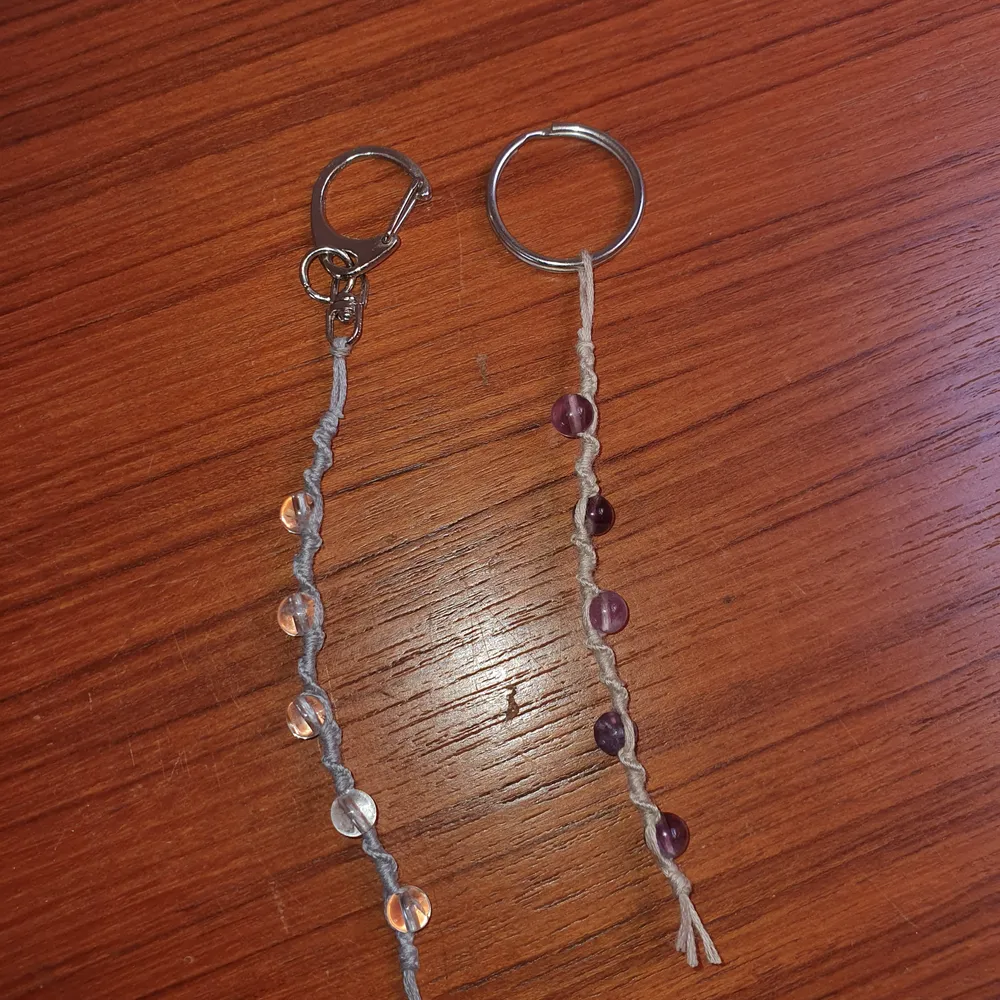 Handgjorda nyckelringar med kristaller/ädelstenar runt 10cm långa går att få i andra färger om man vill 40kr och 10kr i frakt . Accessoarer.