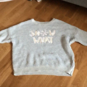 New yorker strl s - Säljer denna dina långärmade tjocketröjan för 50kr. Har aldrig använt den och har haft den i ca 1 år. Den är ljusblå men en text i mitten där det står ”snow what” 