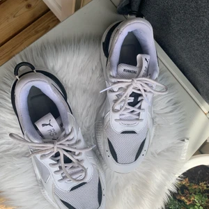 storlek 38.5 - har använt de några gånger men inte längre för att de kommer inte till användning och jag har köpt de för 1000kr men säljer för 400kr priset eller för snabb affär mindre