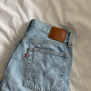 Populära 501 jeans från Levi’s W30 L32. Använda vid fåtal tillfällen då det är förstora.