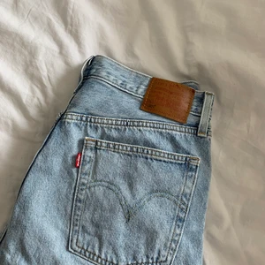 Levi’s Jeans 501 - Populära 501 jeans från Levi’s W30 L32. Använda vid fåtal tillfällen då det är förstora.