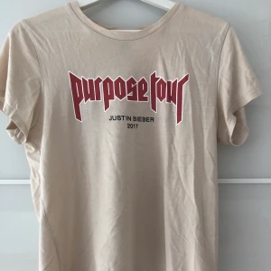 T-shirt - T-shirt med ett coolt tryck på ryggen, använd ca 2-3 gånger🤍 storlek S