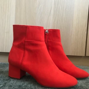 ZARA skor stl 37 - Helt nya skor från Zara i storlek 37. Köpte två storlekar och glömde lämna tillbaka andra paret. Nypris: 499kr