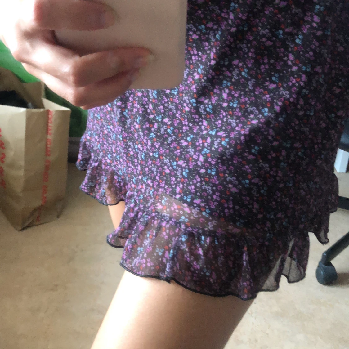 Blommig klänning med mesh tyg - 90