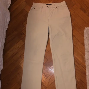 Beiga jeans - Jättefina byxor/jeans från MaxMara, jättebrakvalitet o knappt använda. Frakt inkluderat, buda i kommentarerna!