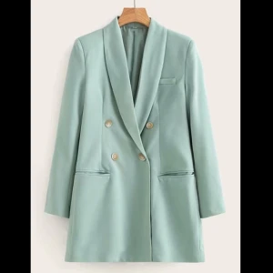 Lång kavaj  - Lång kavaj i stl S. Aldrig använd. Köpt för 349kr